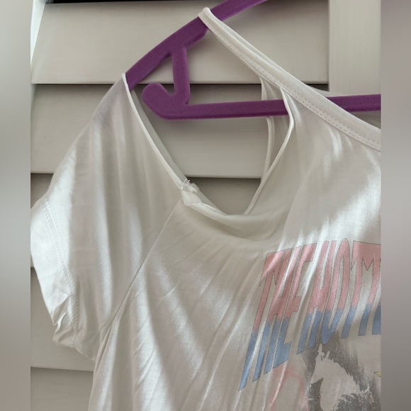 Recycled Karma Kiss Hottest Show on Earth T-Shirt Cold Shoulder Tee Size Medium - Picture 8 of 9